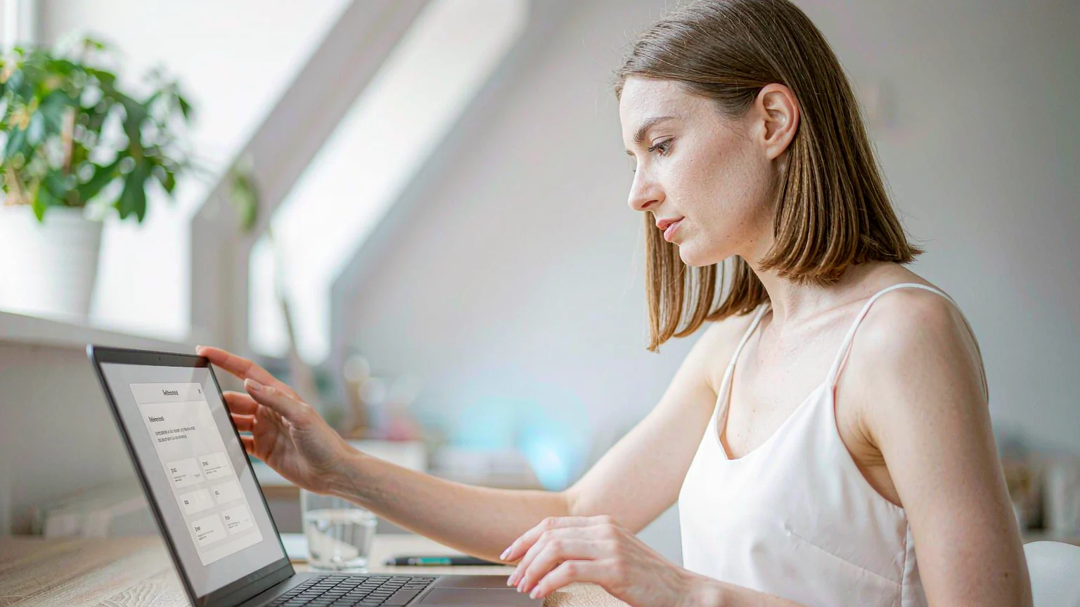 An operator completes the MakoBrowser install at a desk and creates a first isolated Profile